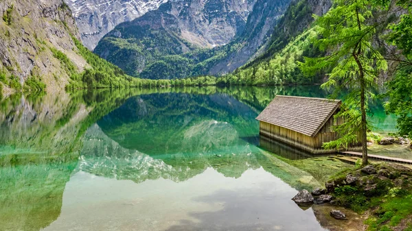 Houten huisje op het blauwe meer Obersee in Alpen — Stockfoto