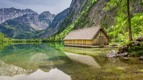 Kleine houten cottage en Obersee lake in voorjaar, Alpen, Duitsland — Stockfoto