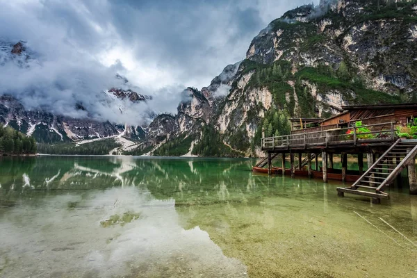 Vista nebulosa do lago Pragser Wildsee em Dolomites, Europa — Fotografia de Stock