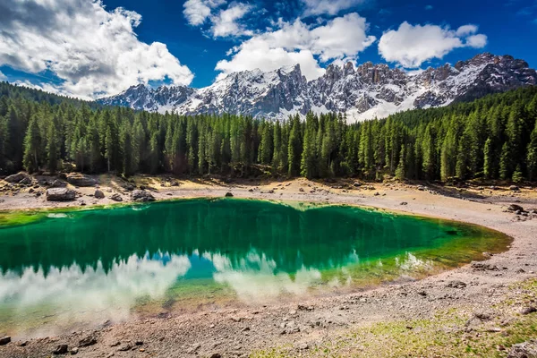 Zielona Góra Jezioro Carezza w spring, Alpy, Włochy — Zdjęcie stockowe