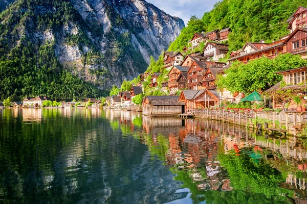 Salida del sol en el lago de montaña en Hallstatt, Alpes, Austria Imagen De Stock