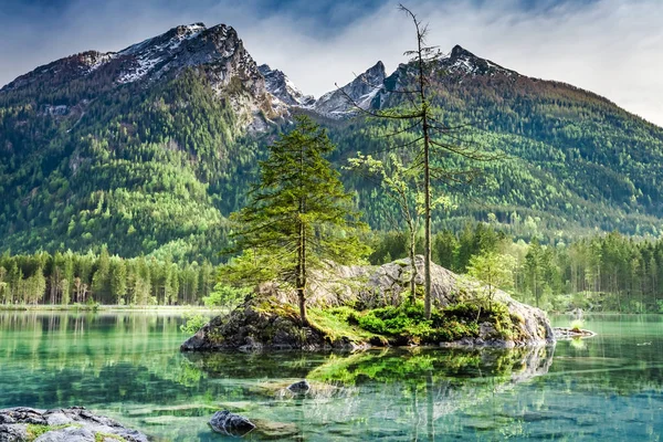 Lago Green Hintersee en los Alpes en primavera, Alemania — Foto de Stock