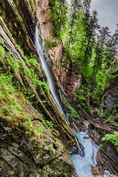 Ohromující Wimbach vodopády v Alpách, Německo — Stock fotografie