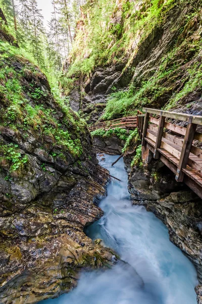 Cachoeiras bonitas nos Alpes na primavera, Alemanha — Fotografia de Stock