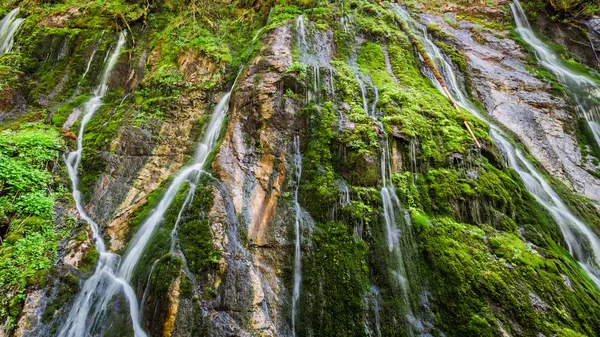 Wimbach vodopády s zeleným mechem v Alpách, Německo — Stock fotografie