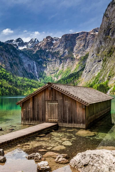 Malá chata na jezero Obersee v Alpách, Německo — Stock fotografie