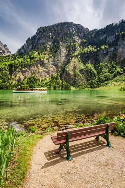 Pequeño banco de madera en el lago Konigssee, Alpes, Alemania — Foto de Stock