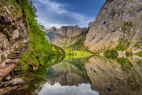 Piękna zielona góra jezioro w niemieckich Alpach — Zdjęcie stockowe