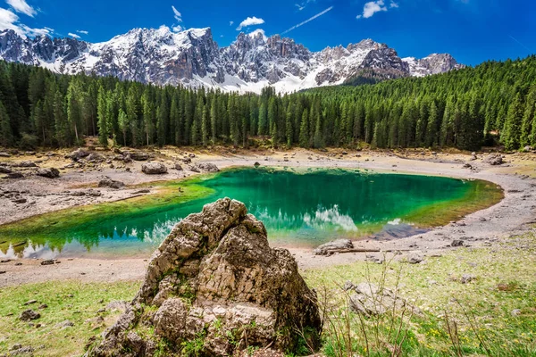 Wspaniałe i niebieski Góry Jezioro Carezza w regionie Dolomity, Włochy — Zdjęcie stockowe
