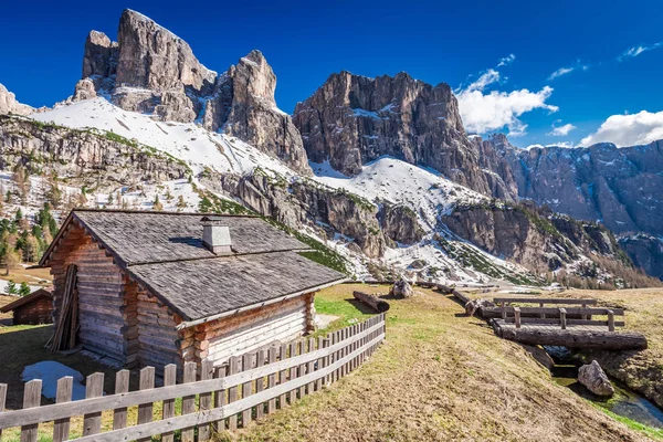 Mały domek i pięknymi Dolomitami wiosną, Włochy — Zdjęcie stockowe