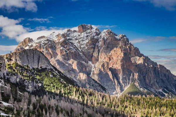 Koude dageraad op de Passo Falzarego in voorjaar, Dolomieten, Italië — Stockfoto