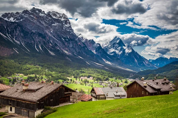 Prachtige Cortina di Ampezzo in het voorjaar, Dolomieten, Italië — Stockfoto