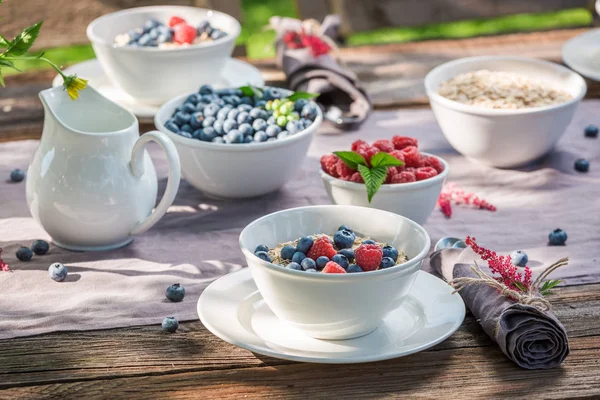 Närbild av frukost med hallon och blåbär i soliga dag — Stockfoto