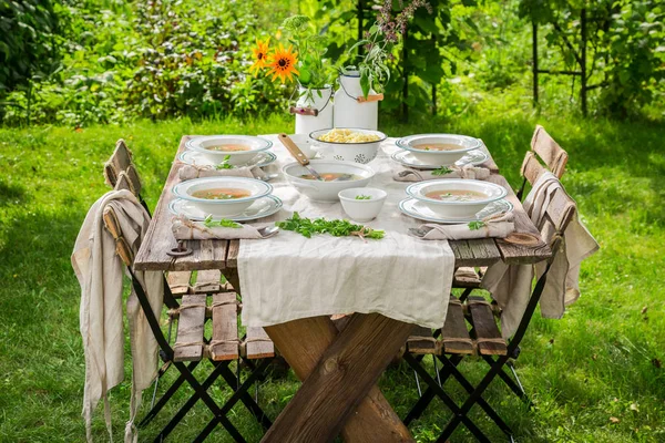 Τραπέζι στον κήπο το καλοκαίρι με σπιτικό ζωμό — Φωτογραφία Αρχείου