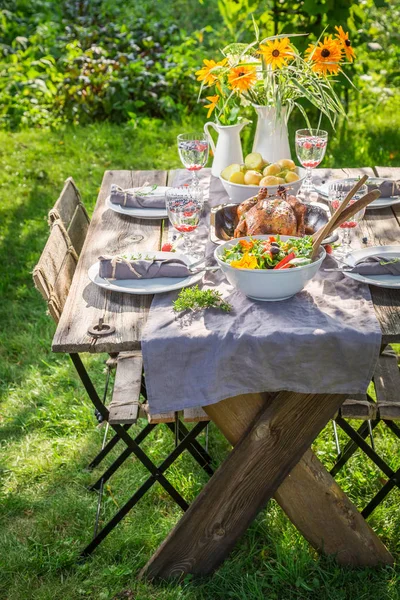 Dinner in summer garden with chicken and vegetables — Stock Photo, Image