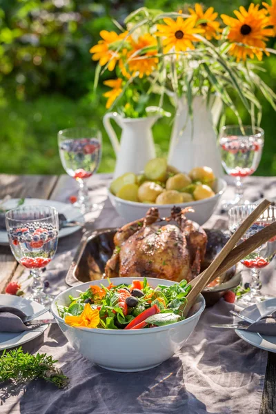 Nahaufnahme vom Abendessen mit Salat und Hühnchen im Garten — Stockfoto