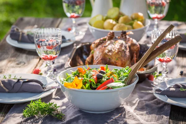 Primer plano de la cena con ensalada servida en el jardín de verano —  Fotos de Stock