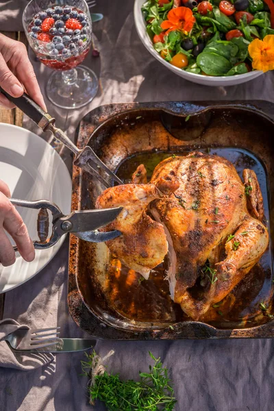 Bovenaanzicht van het delen van een kip in de zomertuin — Stockfoto