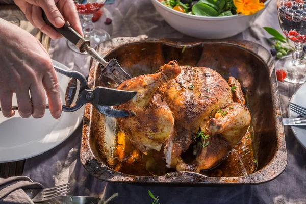 Nahaufnahme vom Schneiden eines Dinner-Hühnchens im Sommer — Stockfoto