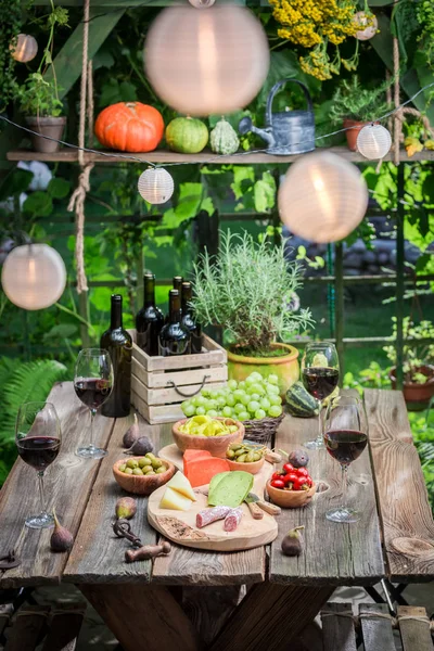 Večer v letní zahradě s vínem a ovoce — Stock fotografie
