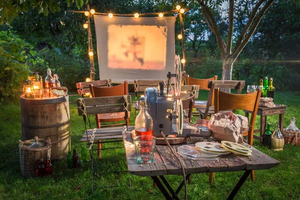 Cinema all'aperto con proiettore retrò nel giardino estivo — Foto Stock