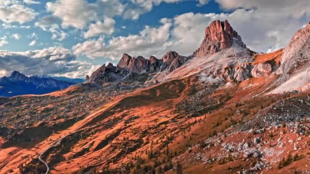 Pico Averau cerca de Passo Giau, vista desde arriba, Dolomitas, Italia — Vídeo de stock