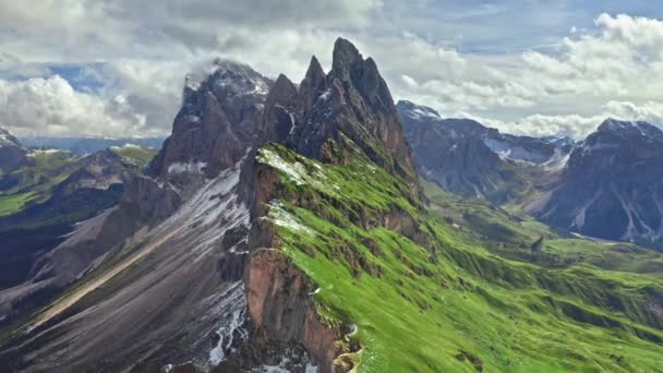 Güney Tyrol 'da Seceda, hava manzaralı, Dolomitler, İtalya — Stok video