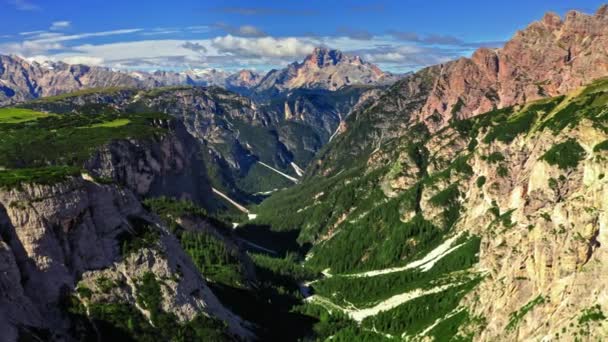Tre Cime di Lavaredo, Dolomitesの緑の谷への眺め — ストック動画