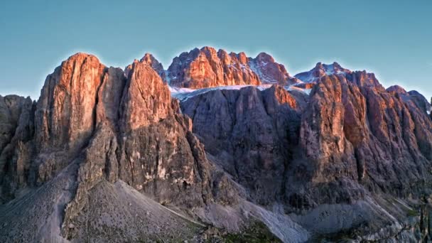 Montaña roja en Passo Garden al atardecer, Dolomitas — Vídeo de stock