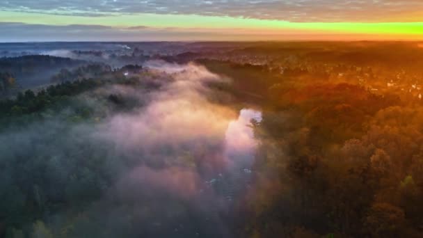 Туманний схід сонця на річці восени на сході сонця, вид з повітря — стокове відео