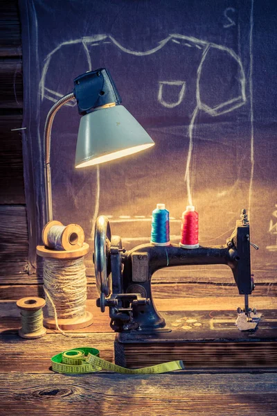Oficina sob medida com tesouras, fios e máquina de costura — Fotografia de Stock
