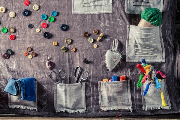Tapete de costura com agulhas, fios e botões na oficina de alfaiate — Fotografia de Stock