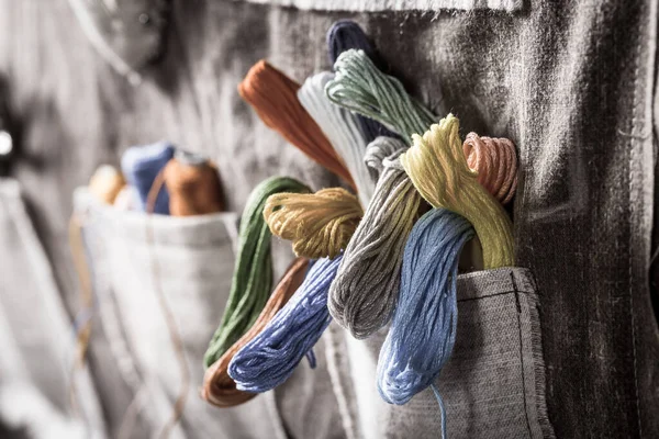 Fechar-se de fios coloridos em alfaiate tapete vintage — Fotografia de Stock