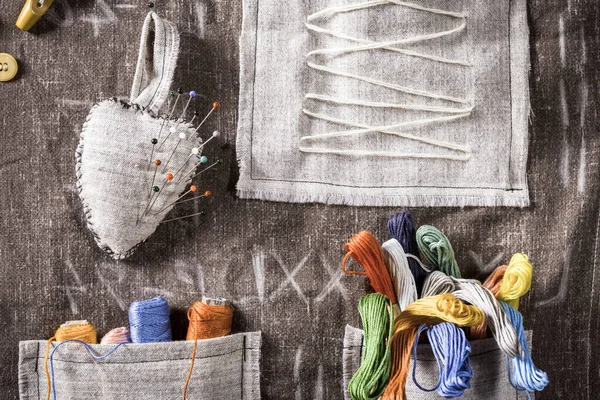 Roscas coloridas e agulhas em esteira vintage alfaiate — Fotografia de Stock