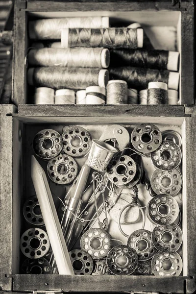Vista superior da caixa de madeira com fios, agulhas e botões — Fotografia de Stock
