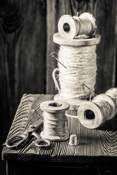 テーラーワークショップではさみ、針、糸のテーブル — ストック写真