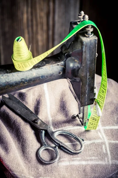 Máquina de costura com fita adesiva, agulha e pano — Fotografia de Stock
