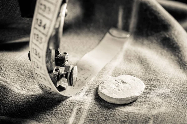 Old sewing machine with tailor tape, scissors and threads — Stock Photo, Image