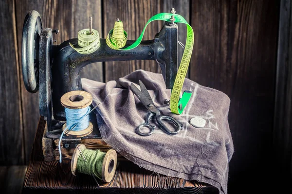 Máquina de alfaiate velha com fita de alfaiate, tesoura e fios — Fotografia de Stock