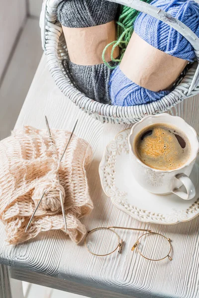 Vue du dessus de tasse de café, foulard tricoté et écheveau de couleur — Photo