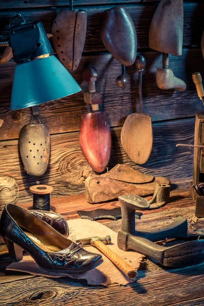 Skomakarverkstad med skor att laga och läder — Stockfoto