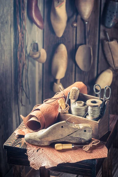 Lieu de travail vintage à la fabrication de chaussures de cuir et de fils — Photo