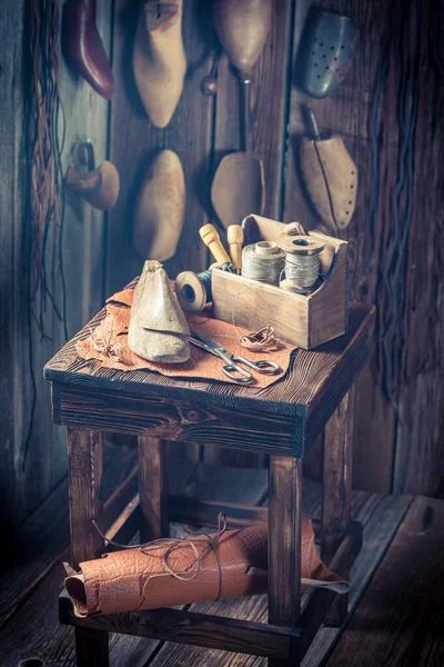 Zapatero rústico con zapatos, cordones y herramientas — Foto de Stock