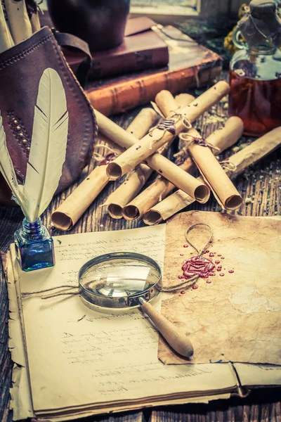 Witcher labolatory cheio de pergaminhos antigos e receita — Fotografia de Stock