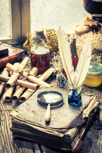 Уникальное колдовство, полное свитков и старого рецепта — стоковое фото