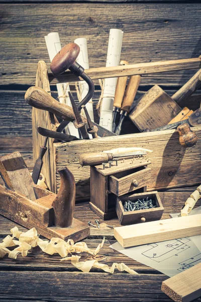 Oficina de carpintaria antiga em galpão de madeira rústico — Fotografia de Stock