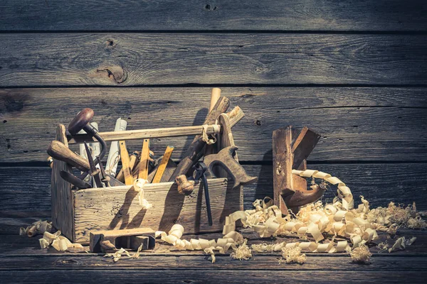 Antiguo escritorio de carpintero vintage en cobertizo de madera rústica — Foto de Stock