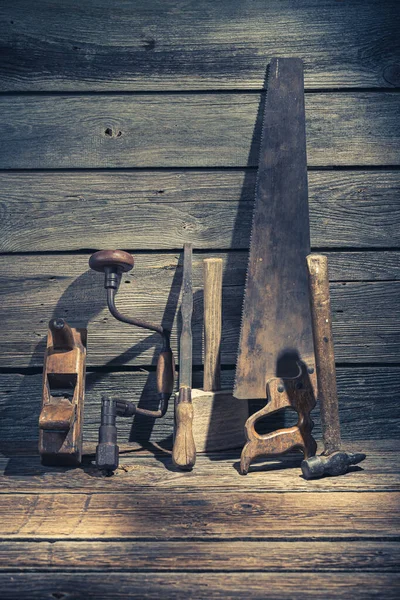 Primo piano di martello, sega e scalpello nel vecchio banco da lavoro — Foto Stock