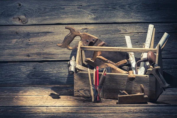 Lugar de trabajo vintage de carpinteros en cobertizo de madera rústica — Foto de Stock