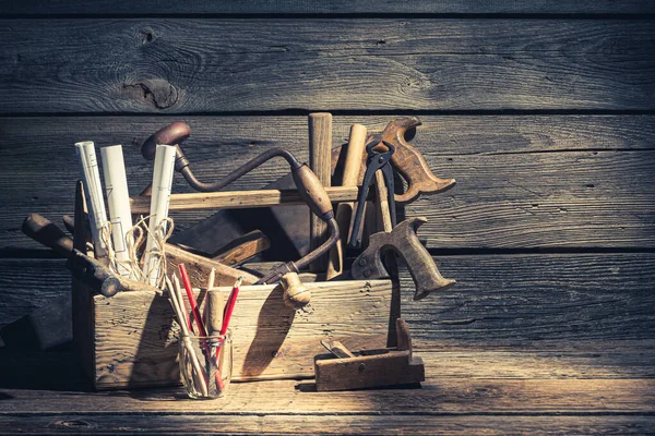 Timmerman werktuigen in een werkplaats in rustieke houten schuur — Stockfoto